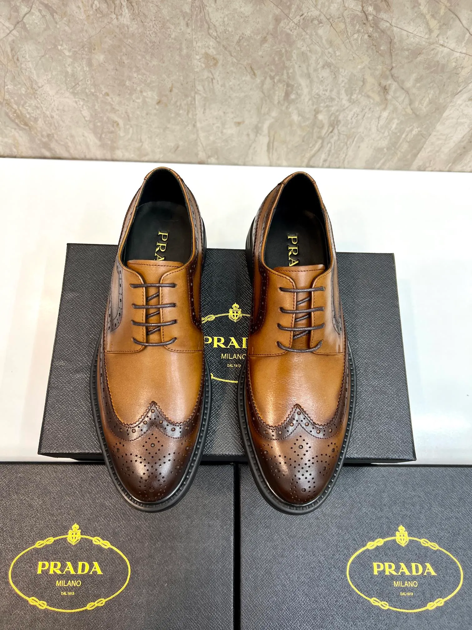 Original order quality: P580 Brand: PRADA (Prada) Standard code: Men's size 38/44 (45 can be customized) Grade: Same style as the official website High-quality men's shoes Material: Original cowhide Water-dyed cowhide lining Rubber outsole Style categories: Men's fashionable formal leather shoes Slip-on men's shoes series Young fashion European and American trends British style Top luxury Color: Actual picture